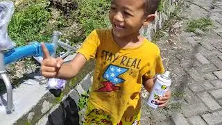 Faiz mewarnai sepeda sendiri pakai cat pylox