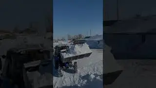 Чистим снег на территории МТЗ 82.1