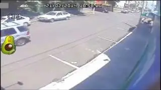 Conductor atropella a unos asaltantes que escapaban en moto