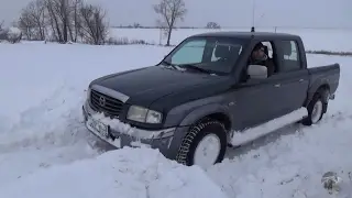 Mazda B2500 в глубоком снегу. Mazda B2500 in deep snow.