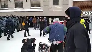 Казань. Девушка и ОМОН Митинг Свободу Навальному