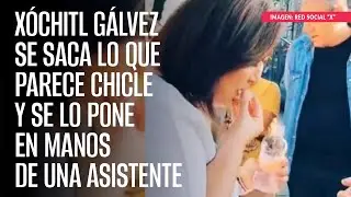 Xóchitl Gálvez se saca lo que parece chicle y se lo pone en manos de una asistente