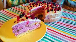 Forest fruit cake with white chocolate glaze frosting 🍰