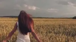 ДЕВУШКА  И ПОЛЕ ФУТАЖ вырезанный