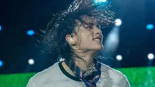 hyunjin rocking the stage at lollapalooza 😳