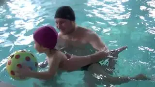 Максик в бассейне,Максиму 2,8