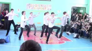 Танец парней на 