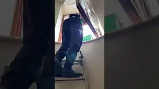 спецназ моет окна
