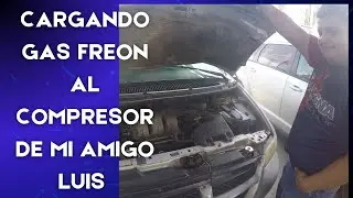 MIRA COMO CHECAMOS Y CARGAMOS DE GAS FREON EL COMPRESOR DE AC  DEL AUTO DE LUIS