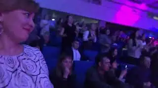 Праздник-концерт Фирдуса Тямаева в Казани, танцует весь зал и подпевает песню “Без бергә бәхетле”