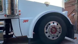 Установка хромированного колпака завершена installation of the Chrome hubcap Peterbilt 389￼￼ С15 Cat