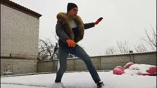 Катаемся на ледяной горке в каркасном бассейне intex