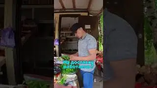 Помог мне , а подарки не взял. Скромный, добрый продавец овощей и фруктов.
