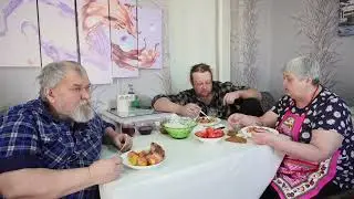МИРНЫЙ ОБЕД ПЕРЕРОС В СКАНДАЛ ОБЪЕДАЕМСЯ НА КУХНЕ ВСЕЙ СЕМЬЕЙ мукбанг ПОДВАЛ ИЛЬИЧА