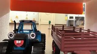 Синий трактор едет на ферму