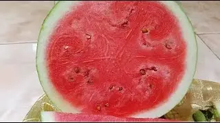 Belah semangka merah rasanya sangat manis