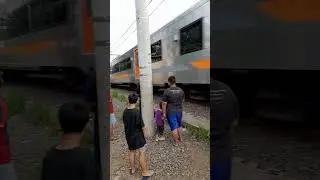 Naifa nunggu azan maghrib lihat kereta api di kayumanis