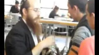 מסיונר פונה לצעירים בשדה הציד שלו בקניון רמת אביב