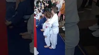 Помощь друга перед выходом на турнире по дзюдо