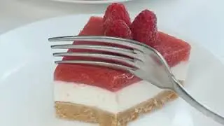 Муссовый торт с клубникой без выпечки