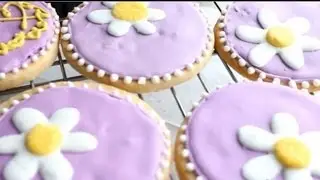 Decorating Daisy Cookies