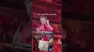 Harry styles reading fans sign ( I marrie my Husband and he looks like you )