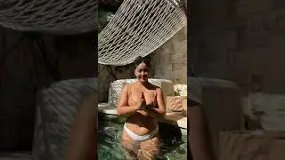 tante ovi berenang di hotel