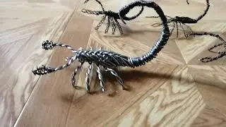 Четыре скорпиона из проволоки