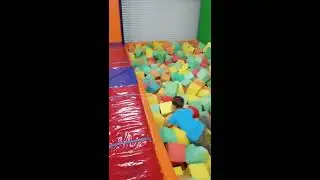 Матвей на батутах