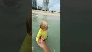 Малыш идет искупаться в океане. Очаровательное видео в океане! 