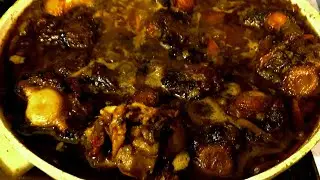 говяжьи хвосты томленные с овощами и фруктами.