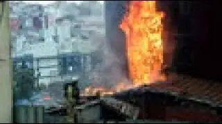 Beyoğlu'nda gecekonduda çıkan yangın yan binaya sıçradı