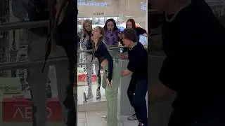 people pass out from her smell😂 