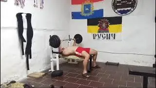Жим штанги 100кг - 19 раз (прирост на 1 раз). Свой вес 96 кг, возраст 47,7 лет, рост 175 см.