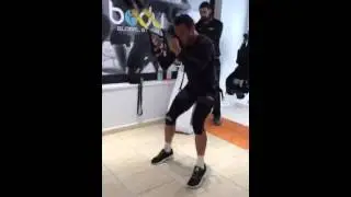 Richard Brooks en Body Global Studio entrenando con TRX