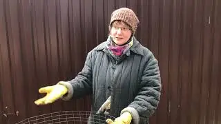 Закрываем продухи. Вскрыли выгребную яму. Даша экспериментирует   со своей грядкой.