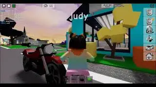 Playing Roblox as Criminal in brookhaven.( I robbed 5 houses )