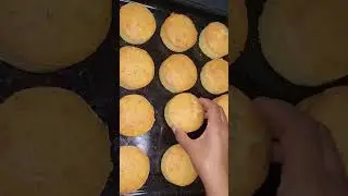 Fluffy and soft mini vanilla cakes
