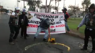 PINTADO HUECOS PARA EVITAR ACCIDENTES EN LIMA