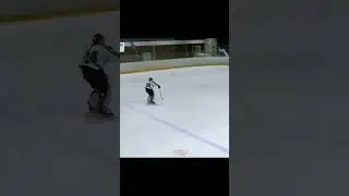 Вратарь ЖХЛ Милена Третяк пробивает буллит)
