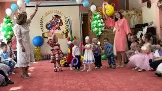 Малыши в гостях у выпускников. Танец с колечками. Группа № 1 