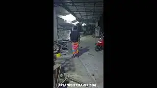 Detik Detik Mobil Pik Up Serodok Gerobak