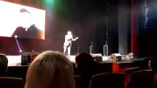 А я несу тебе цветы