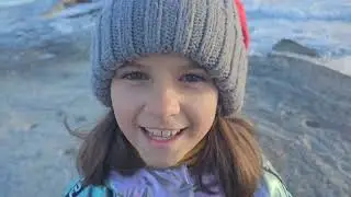 Любуемся морем и красивым закатом /Замёрзли))