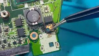 Corto en linea de alimentacion de mini laptop Lenovo S10e. Reconstruir pistas explotadas