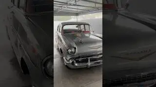 Puliendo un 1957 Chevrolet bajo una tormenta