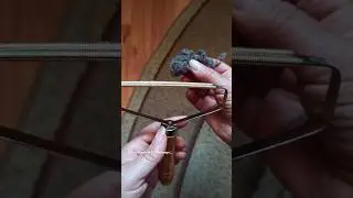 Як швидко і просто почистити грязний килим.