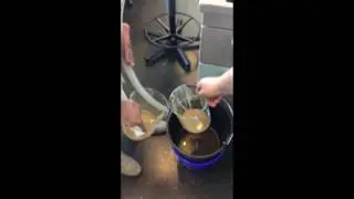 Becherwechsel bei der Sedimentation - Praktikum Sedimentation und Siebung