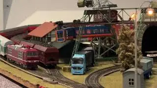 Hielscher Schwebebahn - alles fährt auf der Anlage (3x Moritz Fiege-Waggons)