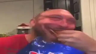 мужик ест чипсы